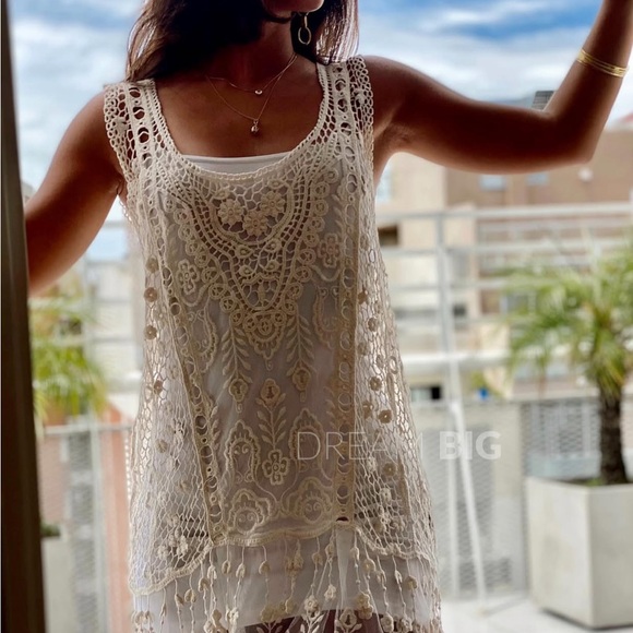 R Cinco Ranch Dresses & Skirts - R Cinco Ranch Elegant Lace Overlay dress